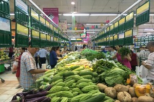 The prices of various types of agricultural products increase because of recent rains and storms. (Photo: SGGP)
