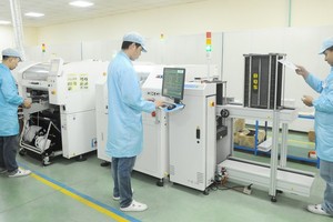 Producing electronic components at Dien Quang Lamp Joint Stock Company. (Photo: SGGP)