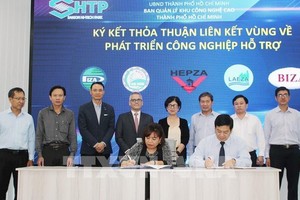 Representative of the Management Board of Saigon High-Tech Park signs a cooperation agreement with the Management Board of export processing zones, industrial parks, and key economic zones in the South. (Photo: VNA)
