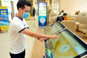 A customer uses banking services at Nam A Bank. (Photo: SGGP)