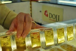 Gold, stocks fluctuate strongly