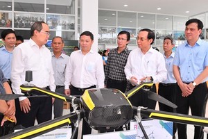 Leaders of Ho Chi Minh City study products of companies at the Incubation Center in Saigon High-Tech Park. (Photo: SGGP)
