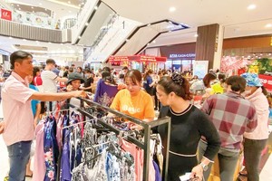 Consumers go shopping at Aeon Mall in Tan Phu District. (Photo: SGGP)