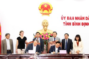 Binh Dinh Province and the German Leonhard Kurz Group sign a memorandum of understanding. (Photo: SGGP)