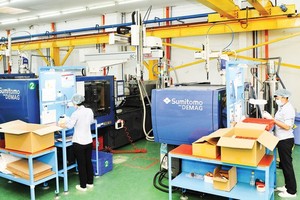 Production of high-tech plastic products at Saigon Industry Corporation. (Photo: SGGP)