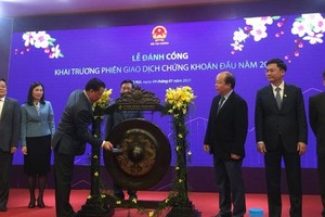 The gong ceremony opens the first trading session of 2021 at the Hanoi Stock Exchange. (Photo: VIETNAM +)