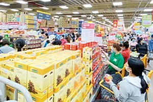 Customers go shopping at a supermarket. (Photo: SGGP)