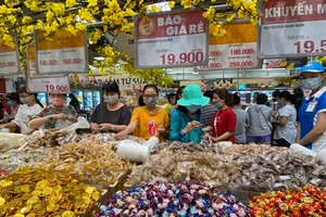 Customers go shopping at Emart supermarket in Go Vap District. (Photo: SGGP)