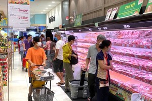 Customers go shopping at Aeon Mall Binh Tan on February 16, 2021. (Photo: SGGP)