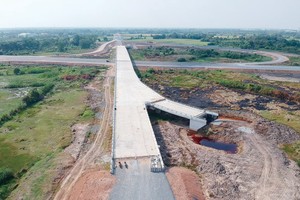The close-up of a section of the Trung Luong - My Thuan Expressway that has not been completed in Tien Giang Province. (Photo: SGGP)