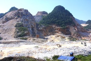 The landscape of mountains in Quy Hop District in Nghe An Province is destroyed because of white marble mining. (Photo: SGGP)