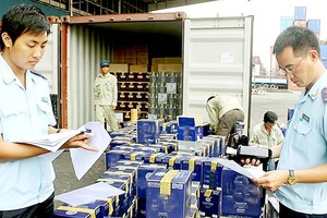 HCMC drastically fights against smuggling, trade fraud
