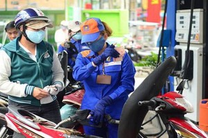 Vietnam can control domestic petrol prices by adjusting taxes, fees: experts