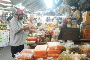Districts reopen traditional markets cautiously