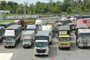 Enterprises face dual difficulties