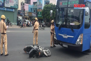 Va chạm xe buýt, nam thanh niên nguy kịch