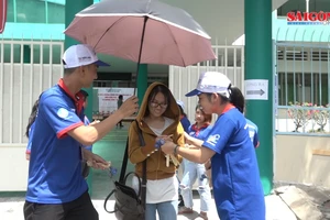 Sinh viên tình nguyện xếp hạc giấy, làm que điều ước, "tiếp lửa" cho sĩ tử thi THPT quốc gia