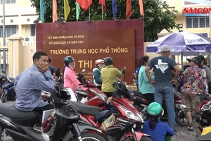 Ngoài cổng trường thi, luôn có ba và mẹ dõi theo con!