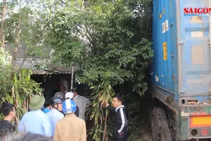 Xe đầu kéo lao vào 2 ngôi nhà có 5 người đang ngủ say
