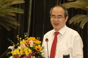 Bí thư Thành ủy: Cần bổ sung nhiệm vụ “Hỗ trợ doanh nghiệp”, “Đi học an toàn” vào phong trào thi đua