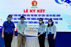 Trao tặng học bổng bảo trợ học tập cho 100 học sinh đến hết bậc trung học phổ thông 