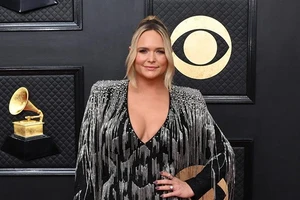 Miranda Lambert "diện" thiết kế của Lê Thanh Hòa trên thảm đỏ Grammy 