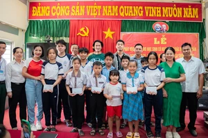 Trao học bổng cho học sinh khó khăn ở Vĩnh Long