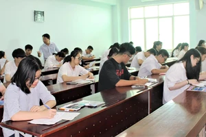 Podcast bản tin trưa 15-4: Đại học Quốc gia TPHCM công bố điểm thi đánh giá năng lực đợt 1; Điều tra làm rõ thông tin người đàn ông chém 2 phụ nữ