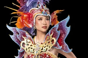 "Cá chép hóa rồng" là carnival costume của Phương Linh tại Miss Cosmo 2025
