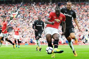 Tiền đạo Lukaku tung cú sút trước hàng phòng ngự West Ham. Ảnh: Reuters