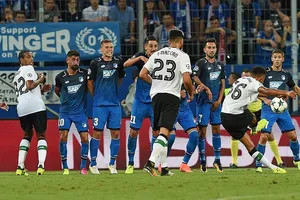 Tiền vệ Trent Alexander-Arnold (bìa phải) tung cú sút phạt mở tỷ số 1 - 0 cho Liverpool. 