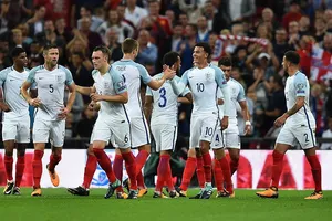 Các cầu thủ Anh mừng bàn quân bình tỷ số 1 - 1 của tiền vệ Eric Dier