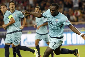 Tiền đạo Vincent Aboubakar (số 9, Porto) lập cú đúp vào lưới Monaco. Ảnh: AP