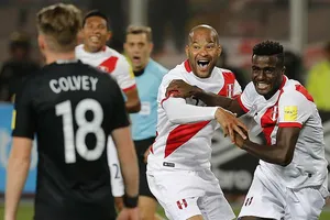 Christian Guillermo Ramos (phải) vui mừng sau khi ghi bàn vào lưới New Zealand, ấn định chiến thắng 2 - 0 cho Peru