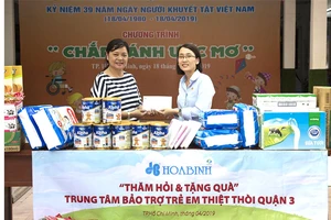 Công ty CP Tập đoàn Xây dựng Hòa Bình tặng 250 phần quà cho trẻ em khuyết tật quận 3