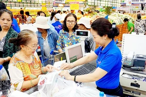 Một số siêu thị chuyển sang sử dụng túi tự hủy để góp phần bảo vệ môi trường