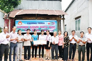 Công ty TNHH MTV XSKT Đồng Tháp trao học bổng “Gương sáng hiếu học” giúp sinh viên vượt khó học tập