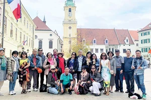 Du khách TST tourist du ngoạn châu Âu