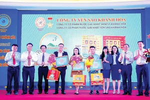 Ông Lê Hữu Hoàng - Chủ tịch Hội đồng thành viên Công ty TNHH MTV Yến Sào Khánh Hòa (người thứ hai từ phải sang) trao giải thưởng cho các tác giả đoạt giải