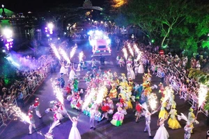 Carival đường phố DIFF 2019: Đà Nẵng “vui không khoảng cách” tối 16-6