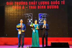 Phó Thủ tướng Vũ Đức Đam trao Giải thưởng Chất lượng Quốc tế Châu Á - Thái Bình Dương cho đại diện VietinBank