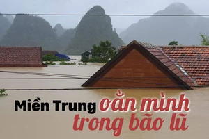 Miền Trung oằn mình trong bão lũ