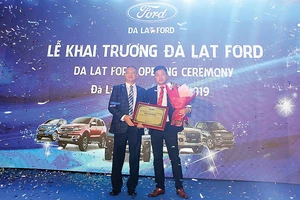 Ông Phạm Văn Dũng - Tổng Giám đốc Ford Việt Nam (bên trái) tại lễ khai trương Đà Lạt Ford