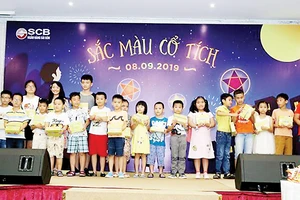 Bà Trần Thị Nhã Khanh (ngoài cùng bên trái) - Phó Chủ tịch Công đoàn cơ sở SCB trao tặng học bổng cho con CBNV SCB