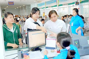Passengers buy tickets at Saigon Railway Transport. (Photo: Sggp)