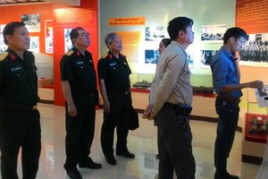  Visitors visit the exhibition. (photo: Sggp)