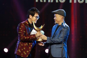 Musician Khac Hung (L) won the titles, including “Producer of the Year” and “Musician of the Year”, at the Cong Hien (Devotion) Music Awards 2017.