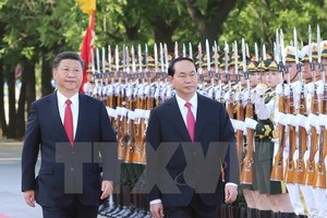 President Tran Dai Quang and General Secretary of the Communist Party of China and President Xi Jinping at the welcome ceremony for the Vietnamese leader in Beijing (Photo: VNA)