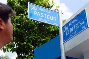 HCM City is seeking public opinion about the use of English-language street signs (Photo: tuoitre.vn)