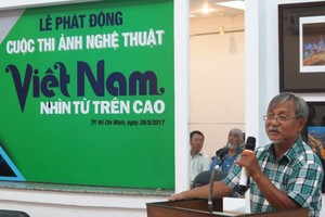 Nguyen Thanh Tam, chairman of the HCM City Photographers Association, speaks at the opening ceremony of the competition.  (Photo: Sggp)